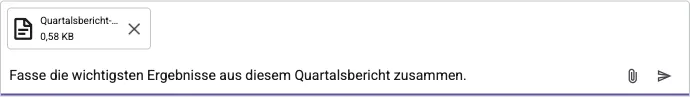Der Chat-Eingabebereich mit einer angehängten Datei (Quartalsbericht) und einer Frage dazu; rechts das Anhängen- und das Senden-Symbol.